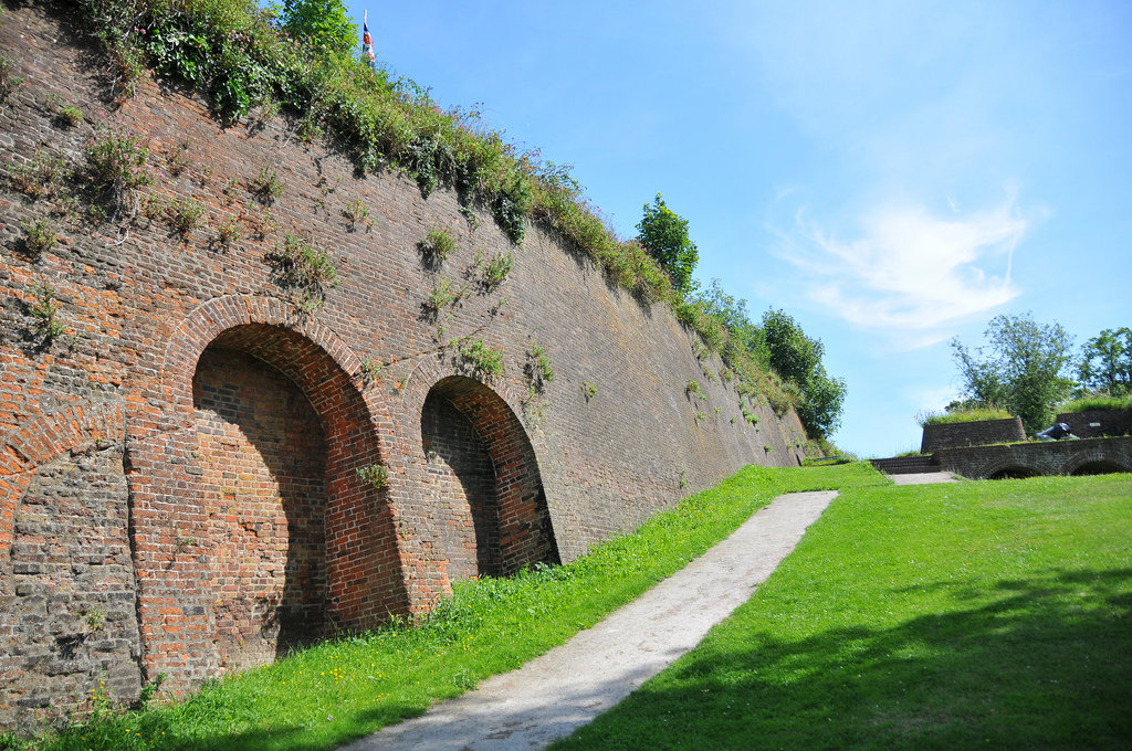 https://mdw-travel-data-us-east-1.s3.amazonaws.com/img/country/Canada/Fort-Amherst/img_02.jpg