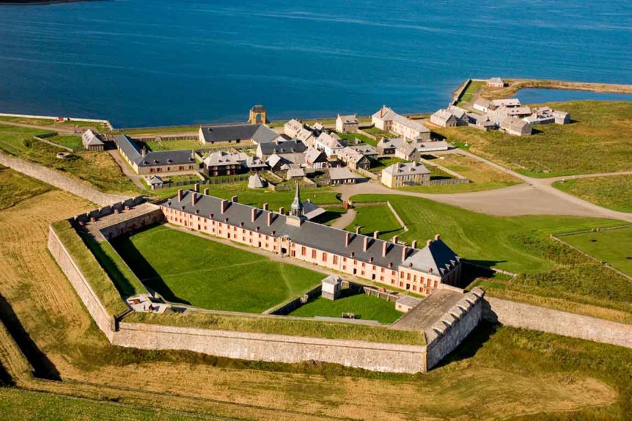 https://mdw-travel-data-us-east-1.s3.amazonaws.com/img/country/Canada/Fortress-of-Louisbourg-National-Historic-Site/img_02.jpg