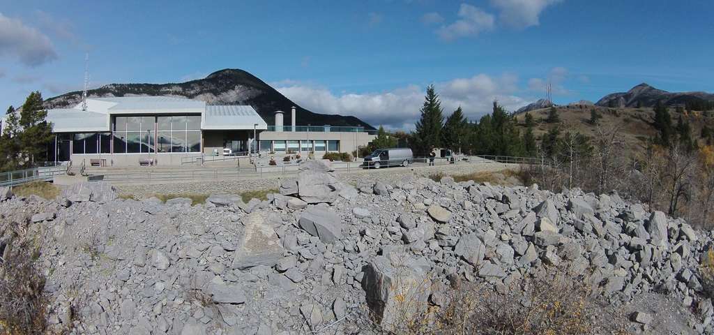 https://mdw-travel-data-us-east-1.s3.amazonaws.com/img/country/Canada/Frank-Slide-Interpretive-Centre/img_00.jpg