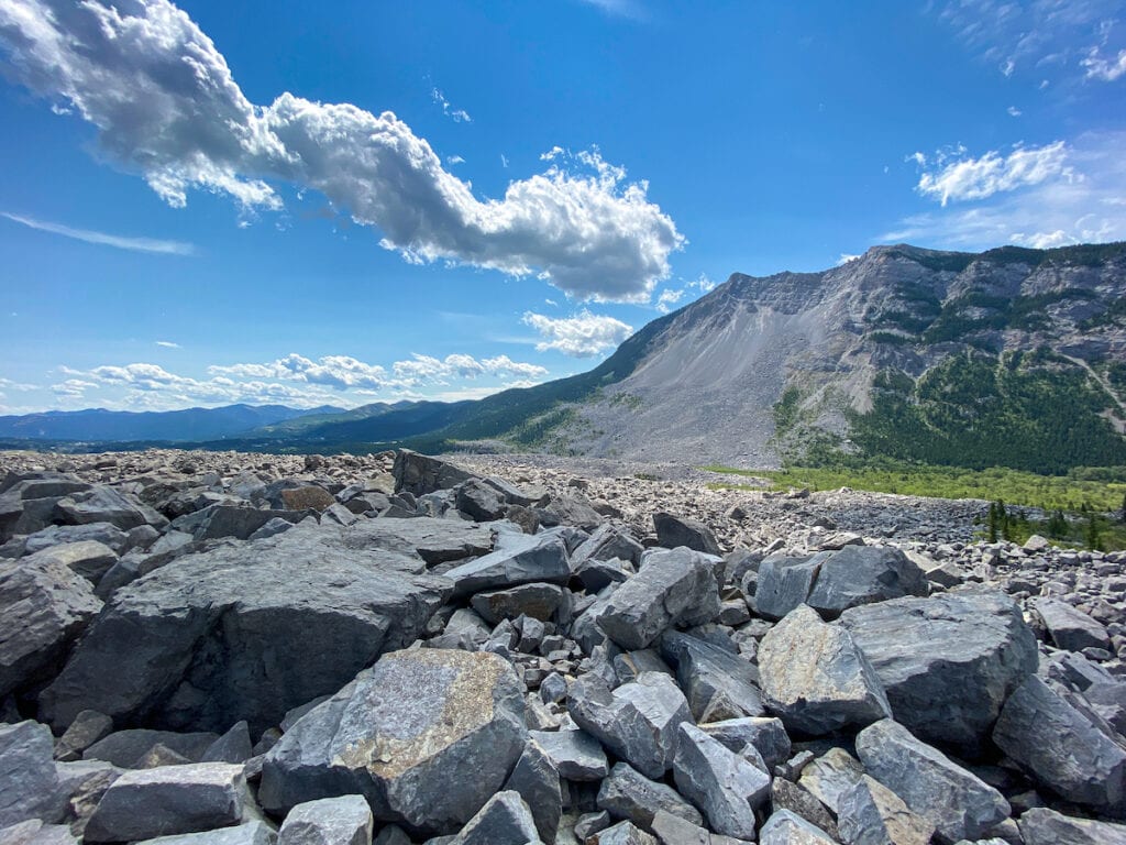 https://mdw-travel-data-us-east-1.s3.amazonaws.com/img/country/Canada/Frank-Slide-Interpretive-Centre/img_02.jpg