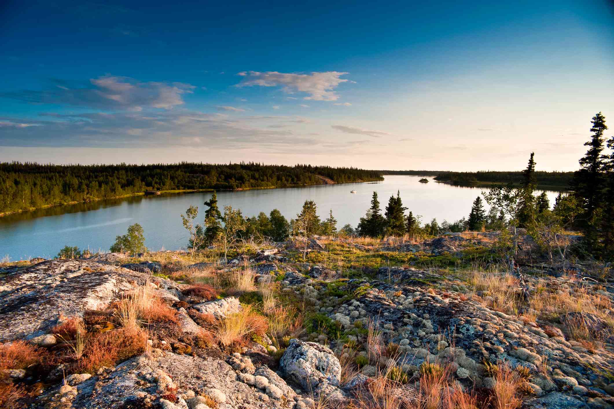 https://mdw-travel-data-us-east-1.s3.amazonaws.com/img/country/Canada/Great-Slave-Lake/img_02.jpg