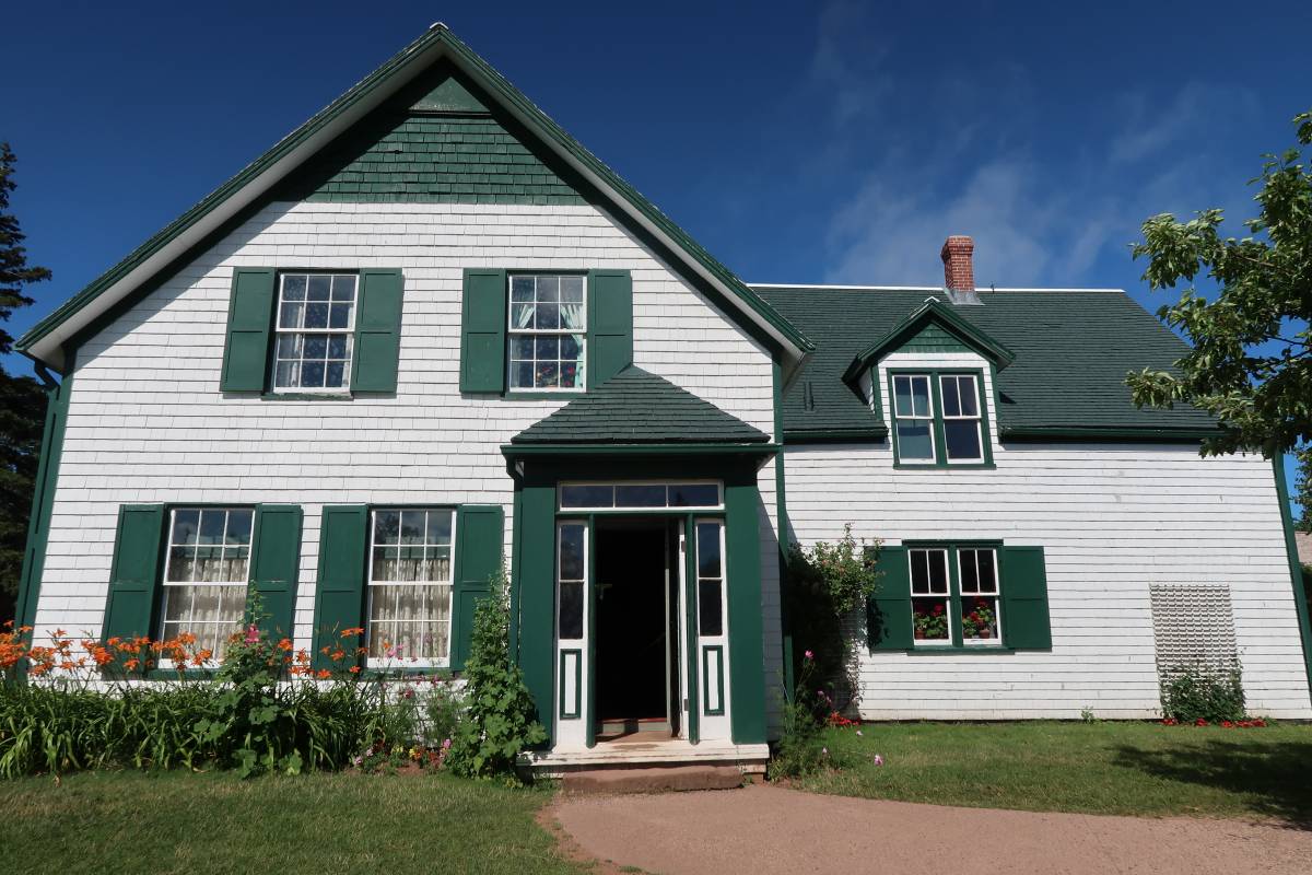https://mdw-travel-data-us-east-1.s3.amazonaws.com/img/country/Canada/Green-Gables-Heritage-Place/img_02.jpg