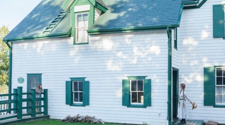 https://mdw-travel-data-us-east-1.s3.amazonaws.com/img/country/Canada/Green-Gables-Heritage-Place/img_03.jpg