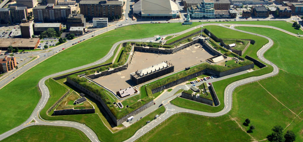 https://mdw-travel-data-us-east-1.s3.amazonaws.com/img/country/Canada/Halifax-Citadel-National-Historic-Site/img_01.jpg