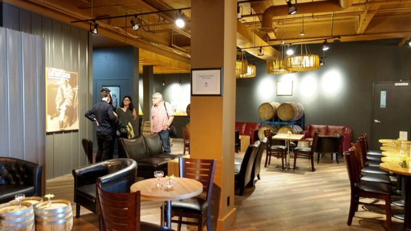 https://mdw-travel-data-us-east-1.s3.amazonaws.com/img/country/Canada/Halifax-Distilling-Co/img_02.jpg