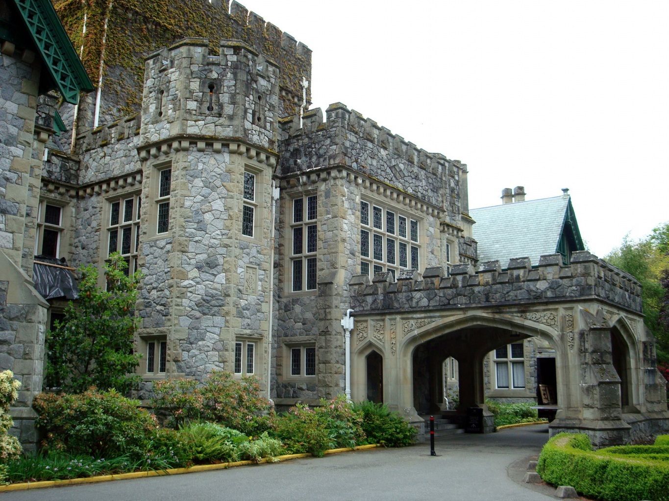 https://mdw-travel-data-us-east-1.s3.amazonaws.com/img/country/Canada/Hatley-Castle/img_02.jpg