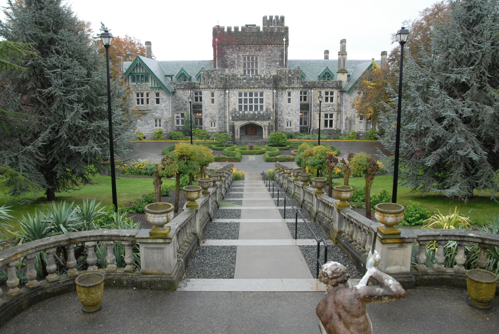 https://mdw-travel-data-us-east-1.s3.amazonaws.com/img/country/Canada/Hatley-Park-National-Historic-Site/img_01.jpg