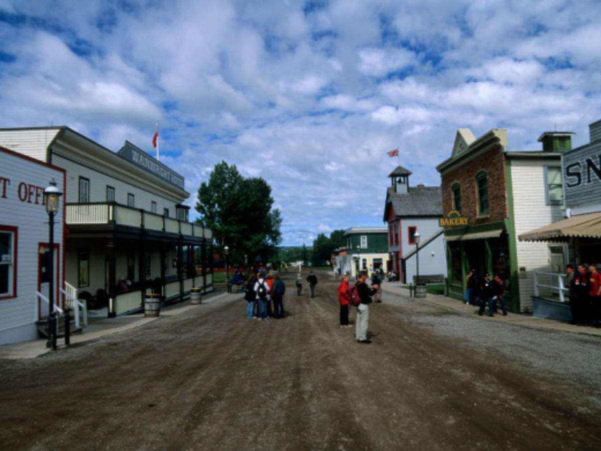 https://mdw-travel-data-us-east-1.s3.amazonaws.com/img/country/Canada/Heritage-Park-Historical-Village/img_05.jpg