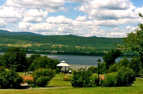 https://mdw-travel-data-us-east-1.s3.amazonaws.com/img/country/Canada/Ile-dOrleans/img_01.jpg