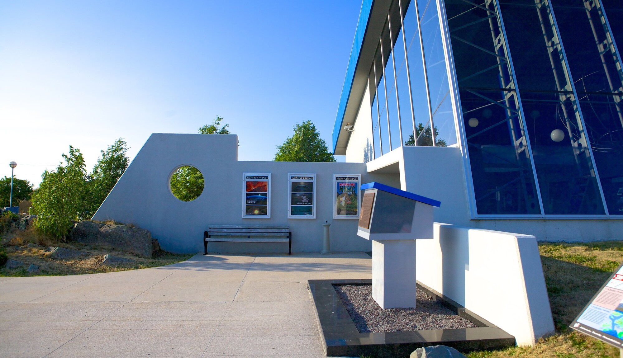 https://mdw-travel-data-us-east-1.s3.amazonaws.com/img/country/Canada/Johnson-Geo-Centre/img_03.jpg