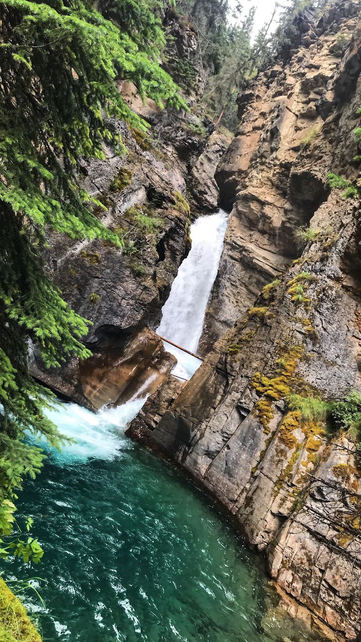 https://mdw-travel-data-us-east-1.s3.amazonaws.com/img/country/Canada/Johnston-Canyon/img_01.jpg