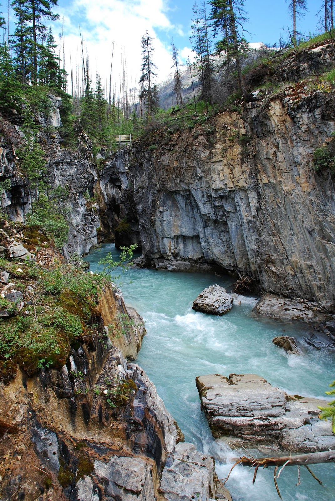 https://mdw-travel-data-us-east-1.s3.amazonaws.com/img/country/Canada/Kootenay-National-Park/img_02.jpg