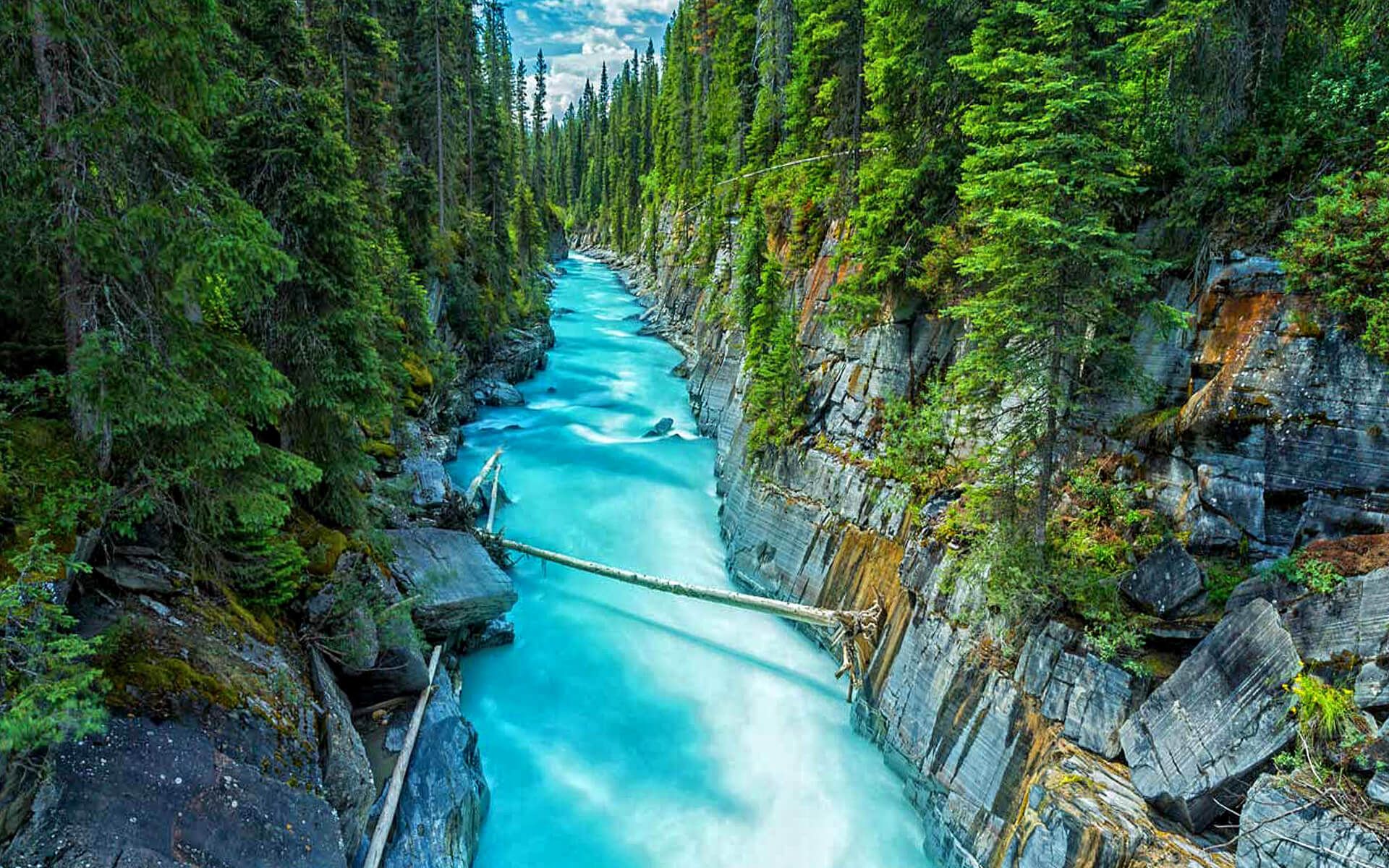 https://mdw-travel-data-us-east-1.s3.amazonaws.com/img/country/Canada/Kootenay-National-Park/img_03.jpg