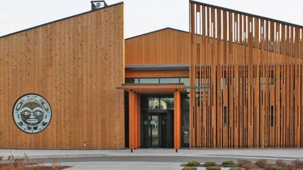 https://mdw-travel-data-us-east-1.s3.amazonaws.com/img/country/Canada/Kwanlin-Dun-Cultural-Centre/img_03.jpg