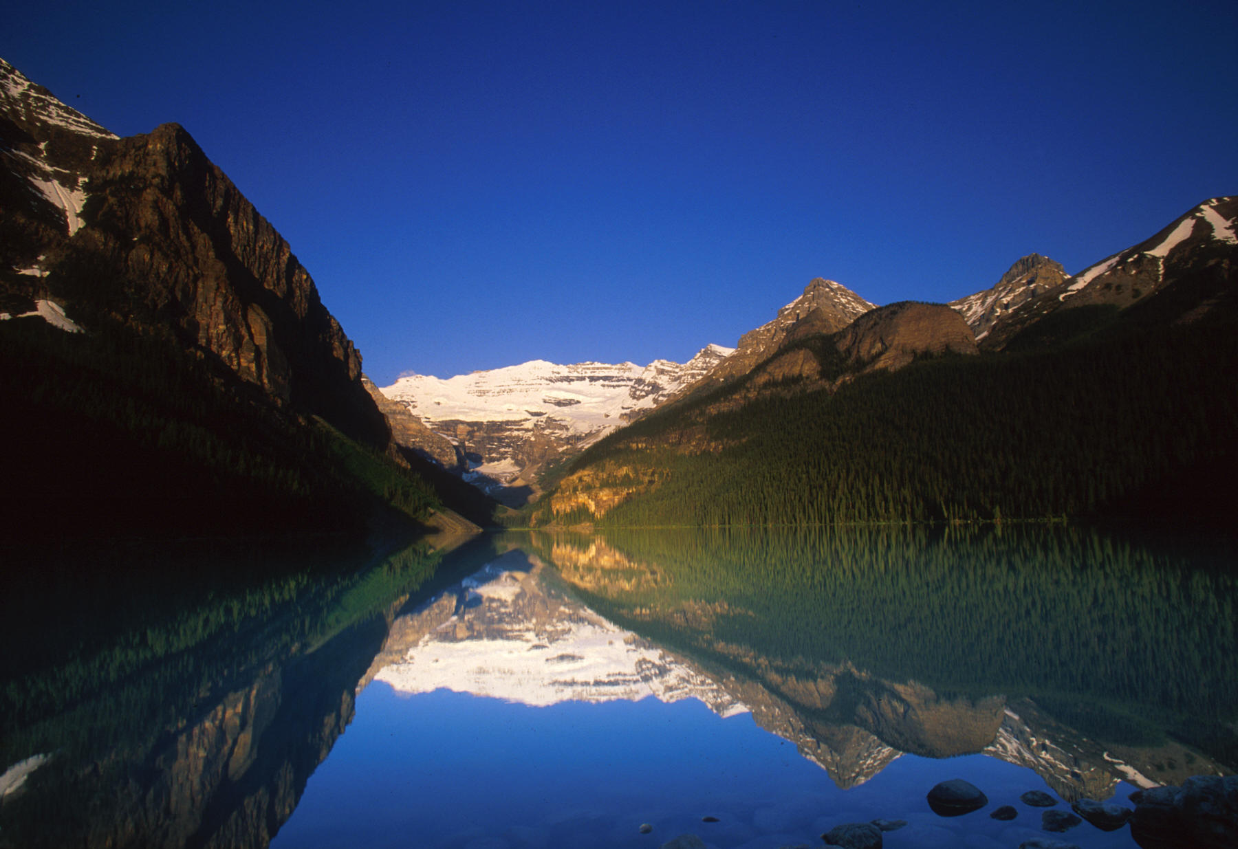 https://mdw-travel-data-us-east-1.s3.amazonaws.com/img/country/Canada/Lake-Louise/img_05.jpg