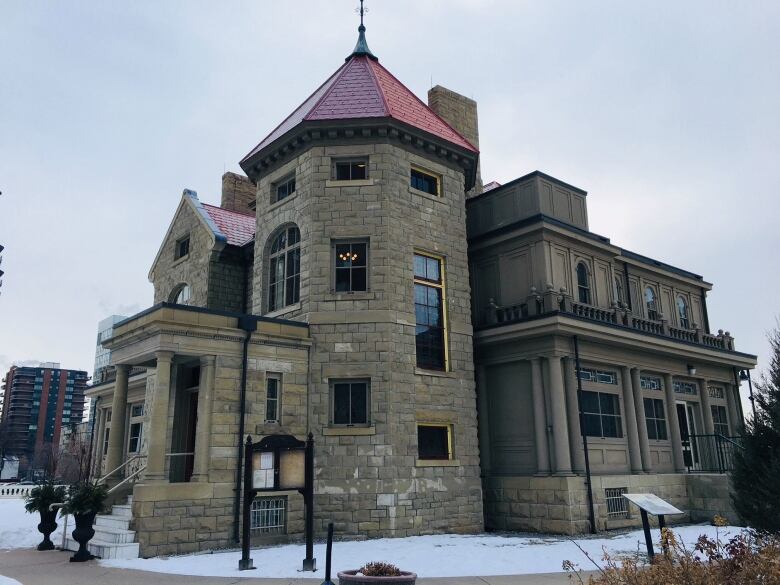 https://mdw-travel-data-us-east-1.s3.amazonaws.com/img/country/Canada/Lougheed-House/img_01.jpg
