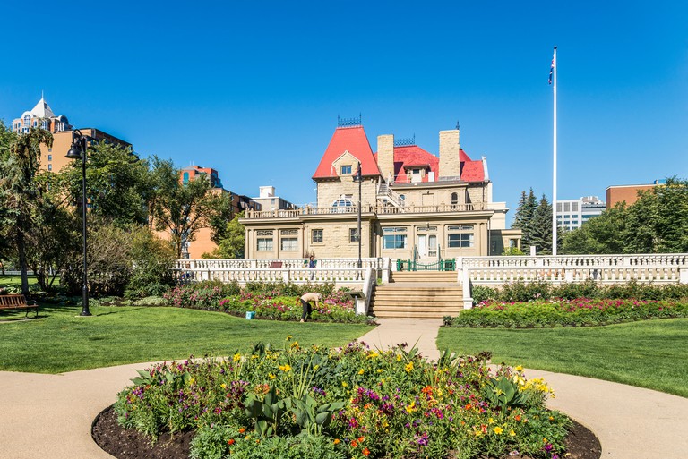 https://mdw-travel-data-us-east-1.s3.amazonaws.com/img/country/Canada/Lougheed-House/img_02.jpg