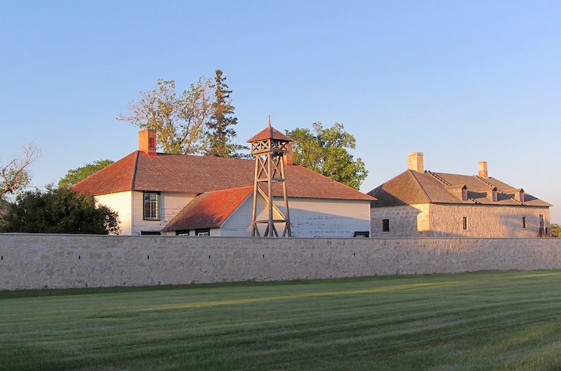 https://mdw-travel-data-us-east-1.s3.amazonaws.com/img/country/Canada/Lower-Fort-Garry-National-Historic-Site/img_01.jpg