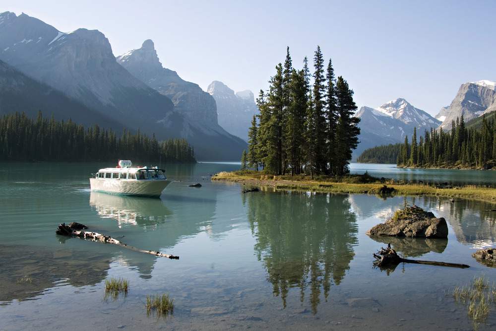 https://mdw-travel-data-us-east-1.s3.amazonaws.com/img/country/Canada/Maligne-Lake/img_03.jpg