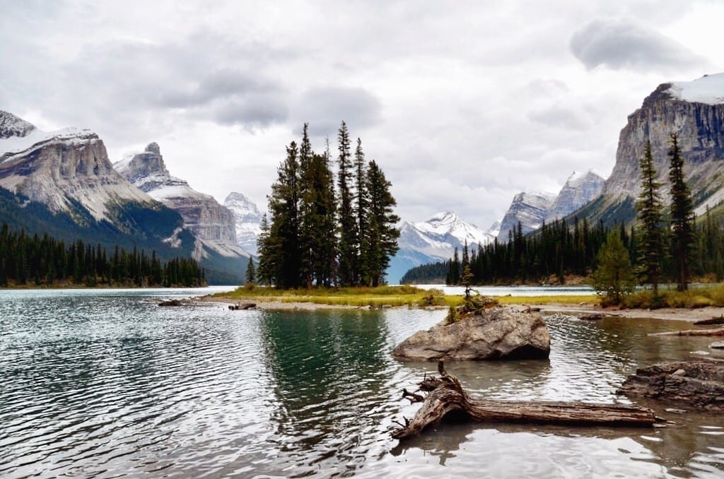 https://mdw-travel-data-us-east-1.s3.amazonaws.com/img/country/Canada/Maligne-Lake/img_05.jpg