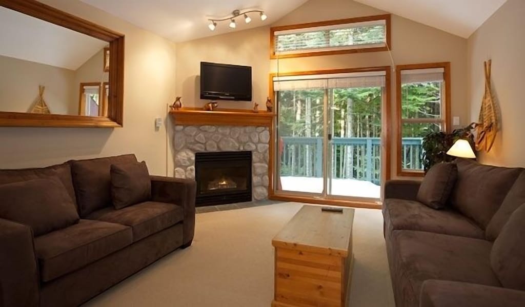 https://mdw-travel-data-us-east-1.s3.amazonaws.com/img/country/Canada/Meadow-Park-Sports-Centre/img_00.jpg