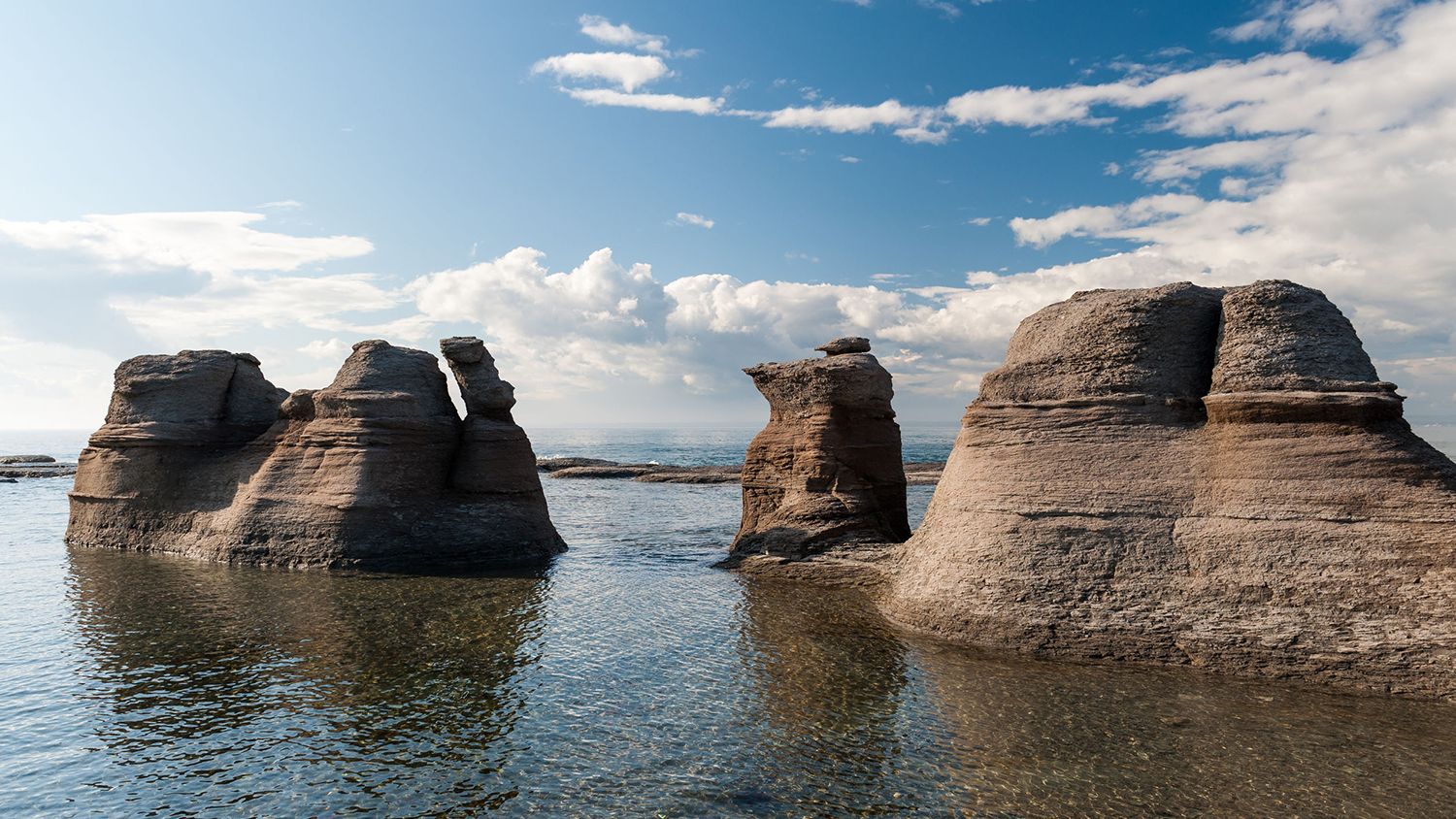 https://mdw-travel-data-us-east-1.s3.amazonaws.com/img/country/Canada/Mingan-Archipelago-National-Park-Reserve/img_02.jpg