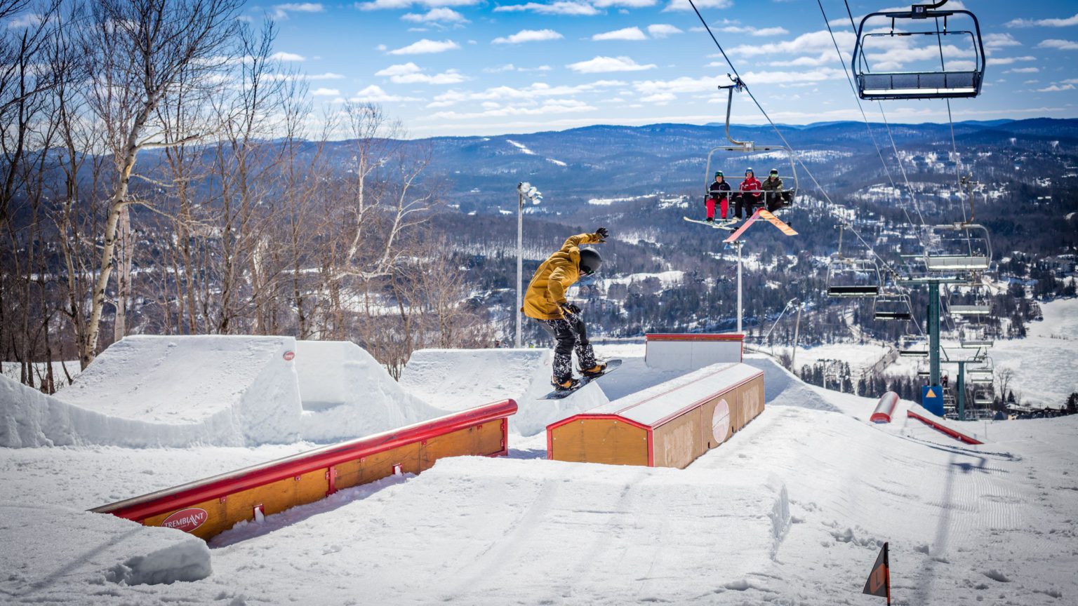 https://mdw-travel-data-us-east-1.s3.amazonaws.com/img/country/Canada/Mont-Tremblant-Ski-Resort/img_01.jpg