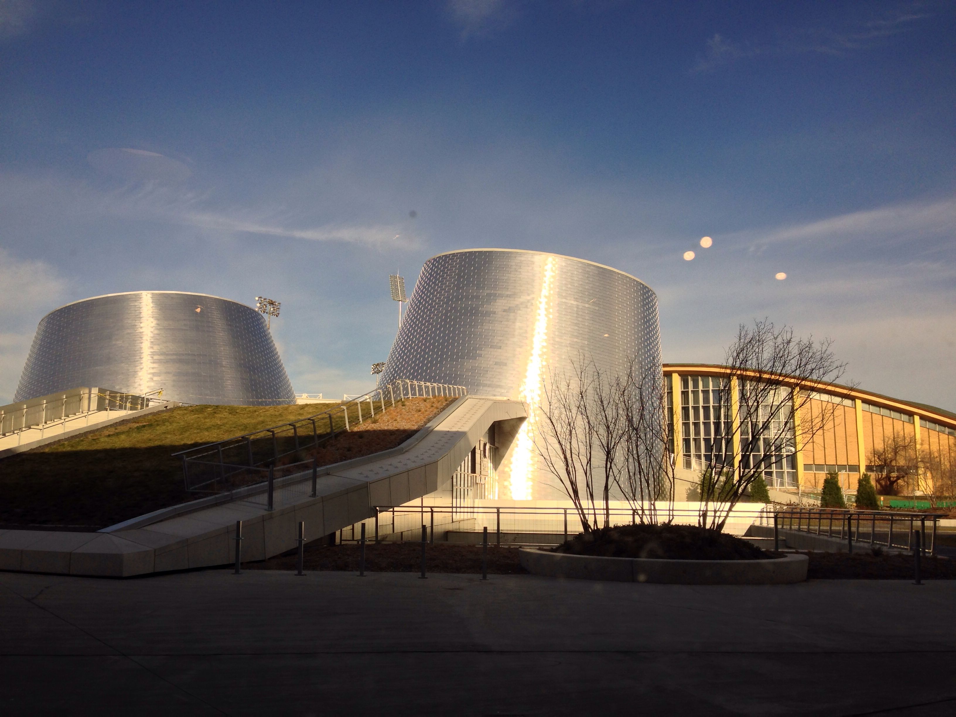 https://mdw-travel-data-us-east-1.s3.amazonaws.com/img/country/Canada/Montreal-Planetarium/img_02.jpg