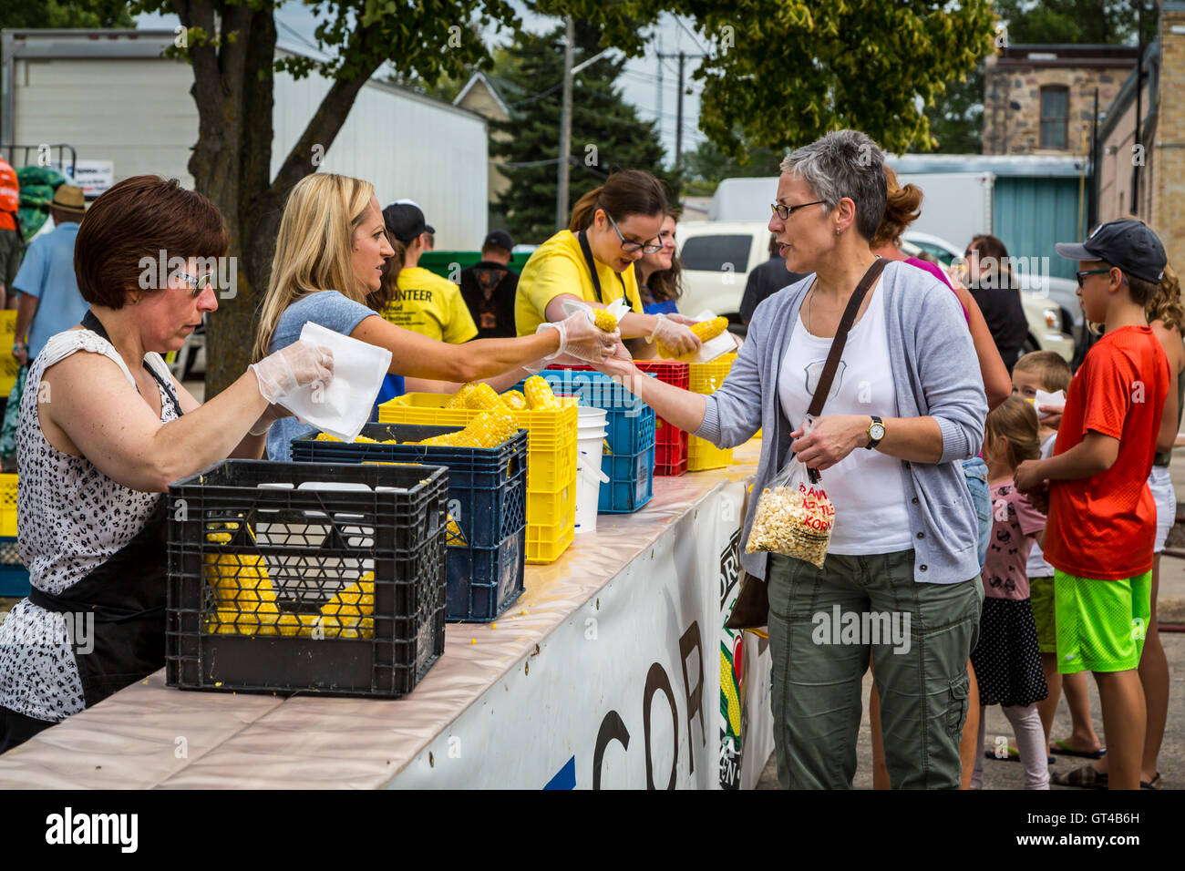 https://mdw-travel-data-us-east-1.s3.amazonaws.com/img/country/Canada/Morden-Corn-&-Apple-Festival/img_02.jpg