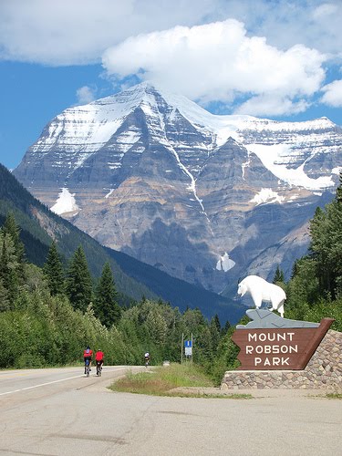 https://mdw-travel-data-us-east-1.s3.amazonaws.com/img/country/Canada/Mount-Robson-Provincial-Park/img_01.jpg