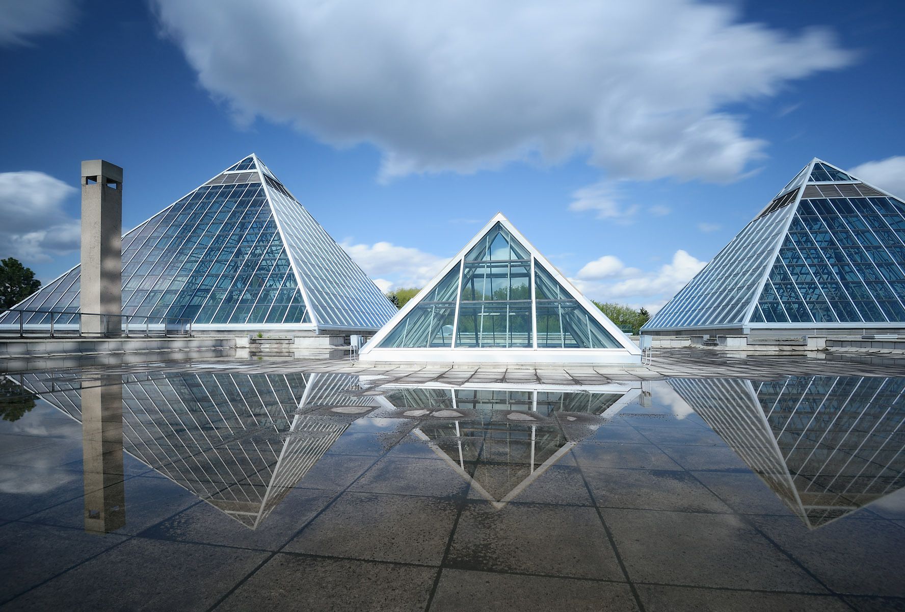 https://mdw-travel-data-us-east-1.s3.amazonaws.com/img/country/Canada/Muttart-Conservatory/img_01.jpg