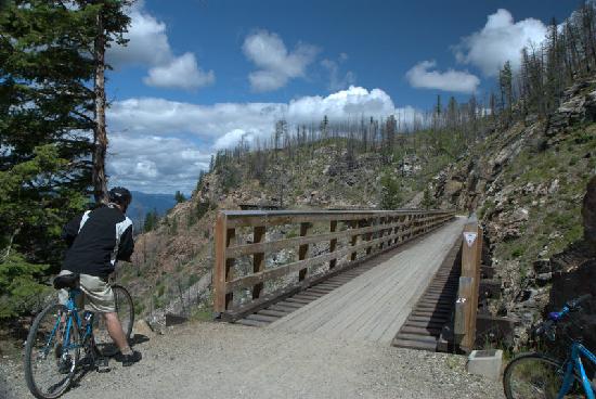 https://mdw-travel-data-us-east-1.s3.amazonaws.com/img/country/Canada/Myra-Canyon-Park/img_03.jpg
