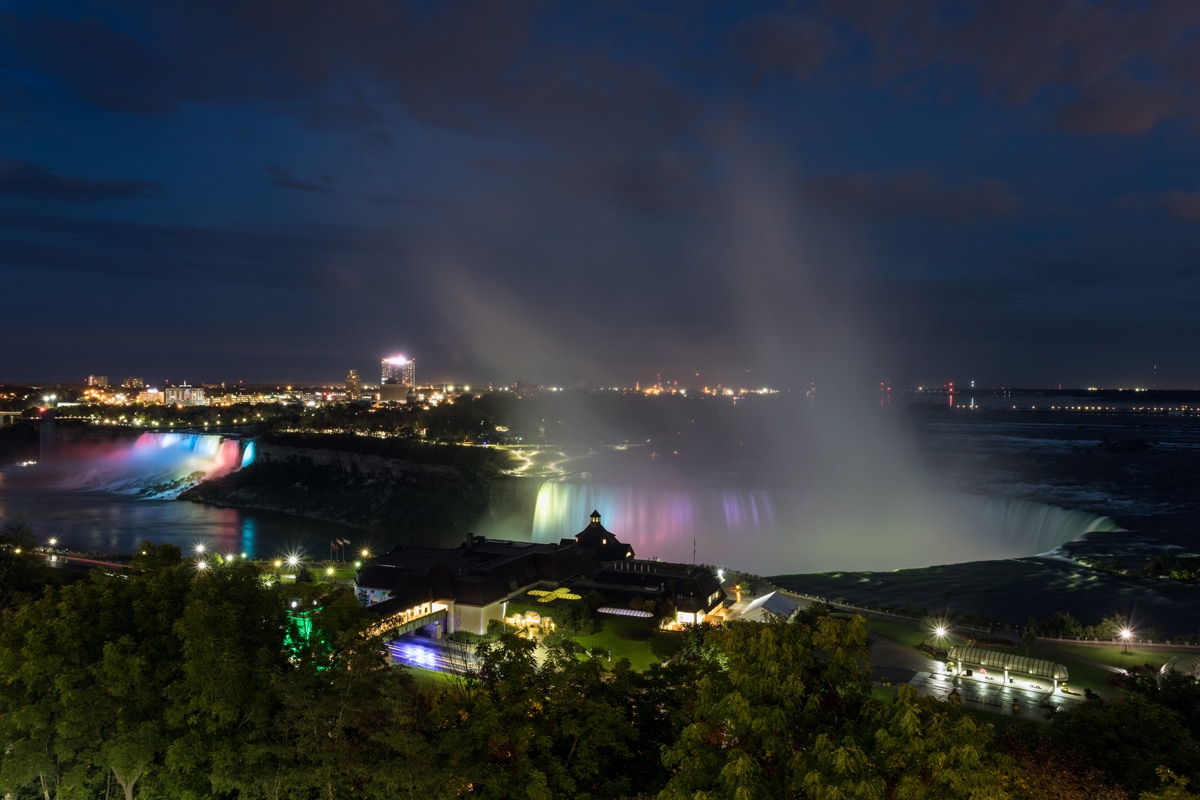 https://mdw-travel-data-us-east-1.s3.amazonaws.com/img/country/Canada/Niagara-Falls-Illumination/img_02.jpg