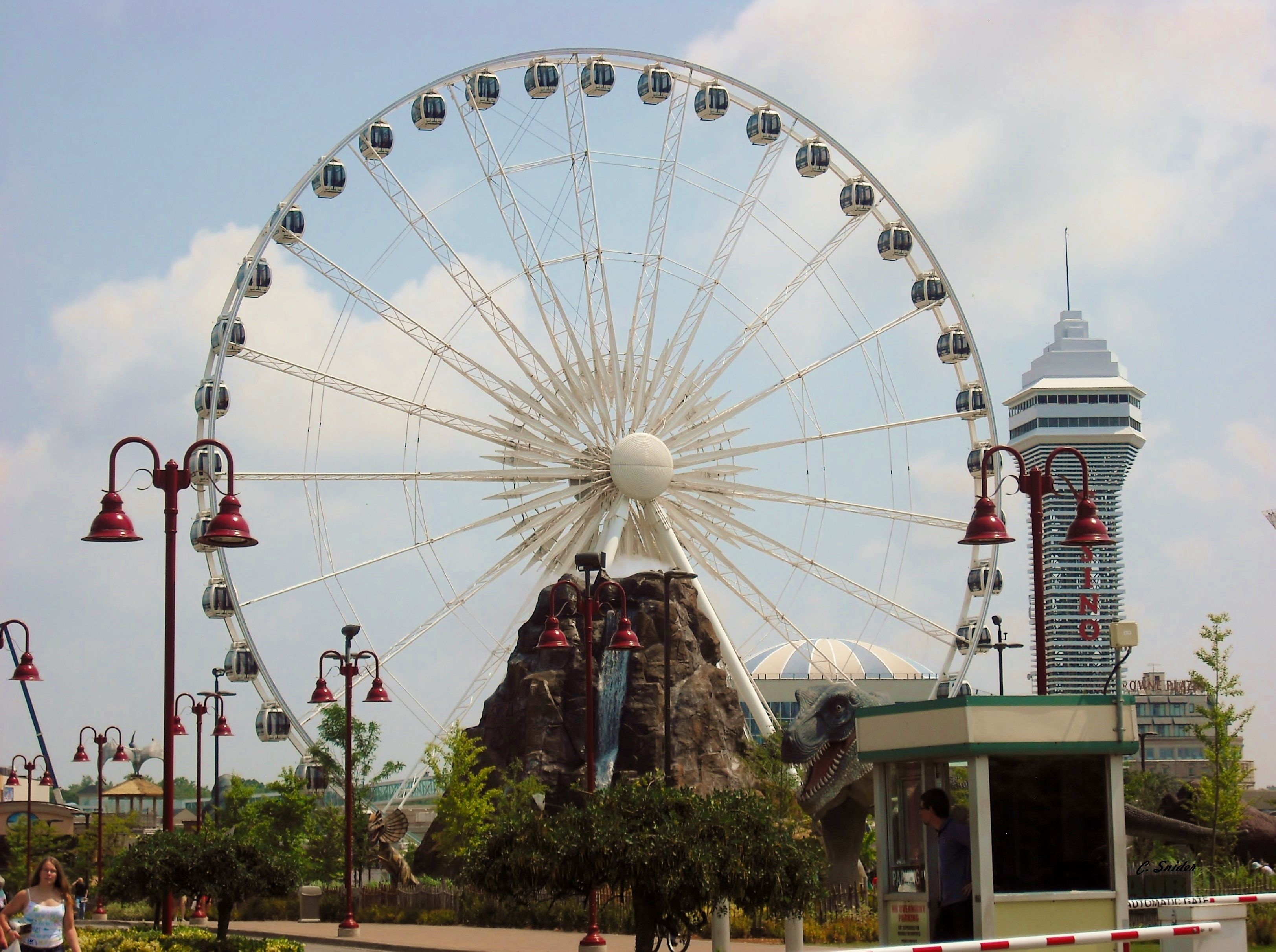 https://mdw-travel-data-us-east-1.s3.amazonaws.com/img/country/Canada/Niagara-SkyWheel/img_03.jpg