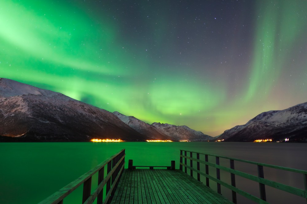 https://mdw-travel-data-us-east-1.s3.amazonaws.com/img/country/Canada/Northern-Lights/img_02.jpg