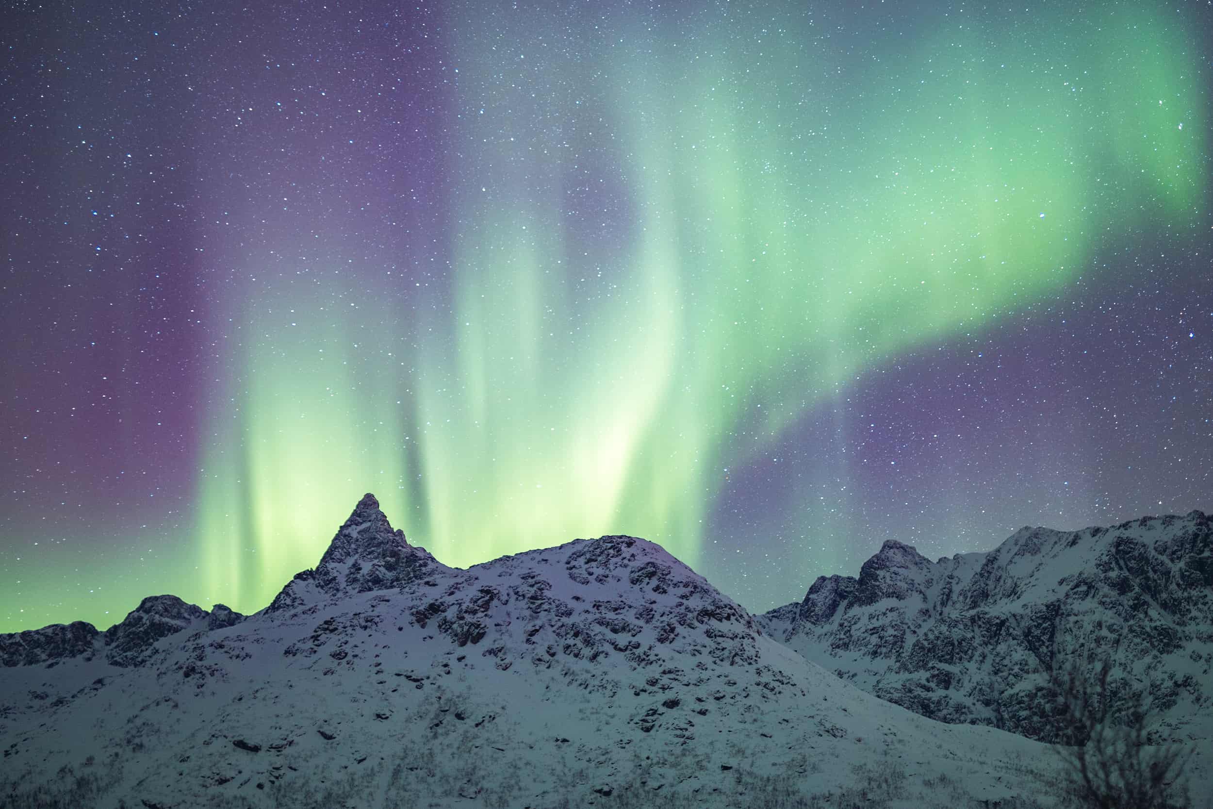 https://mdw-travel-data-us-east-1.s3.amazonaws.com/img/country/Canada/Northern-Lights/img_03.jpg