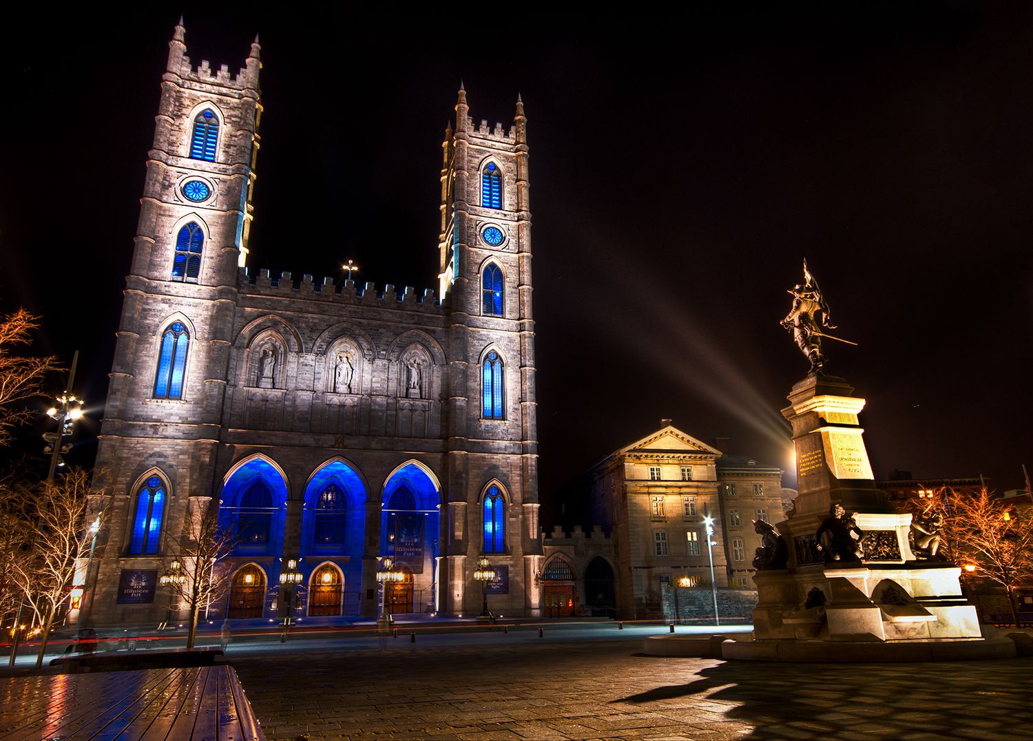 https://mdw-travel-data-us-east-1.s3.amazonaws.com/img/country/Canada/Notre-Dame-Basilica/img_03.jpg
