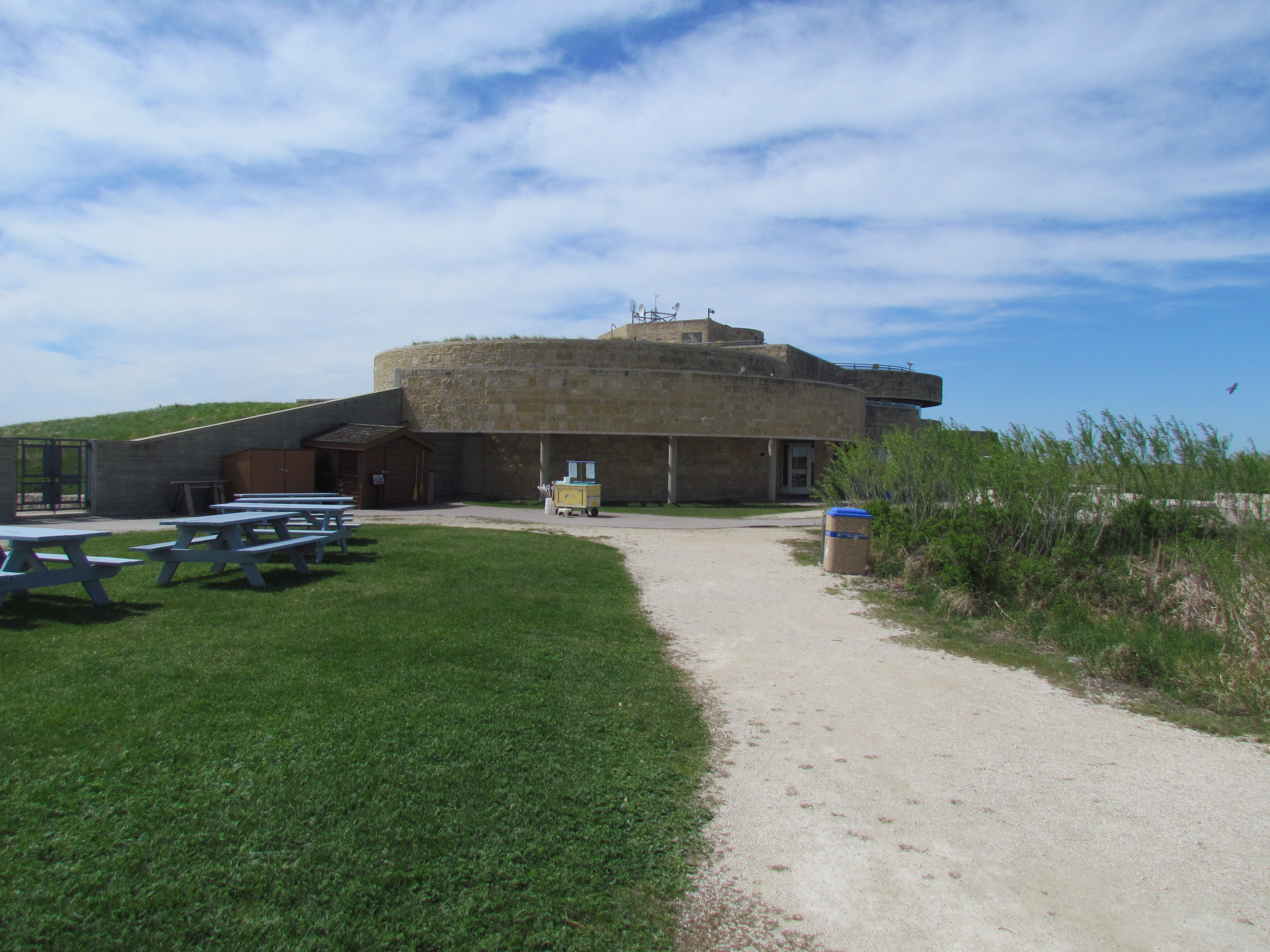 https://mdw-travel-data-us-east-1.s3.amazonaws.com/img/country/Canada/Oak-Hammock-Marsh-Interpretive-Centre/img_05.jpg