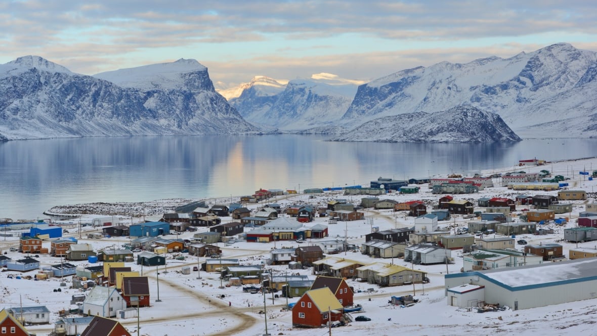 https://mdw-travel-data-us-east-1.s3.amazonaws.com/img/country/Canada/Pangnirtung-Airport/img_02.jpg