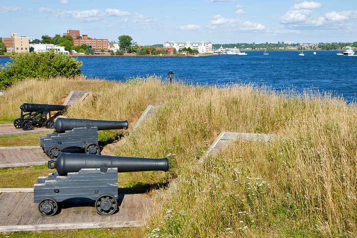 https://mdw-travel-data-us-east-1.s3.amazonaws.com/img/country/Canada/Parks-Canada-Visitor-Information-Centre---Charlottetown/img_02.jpg