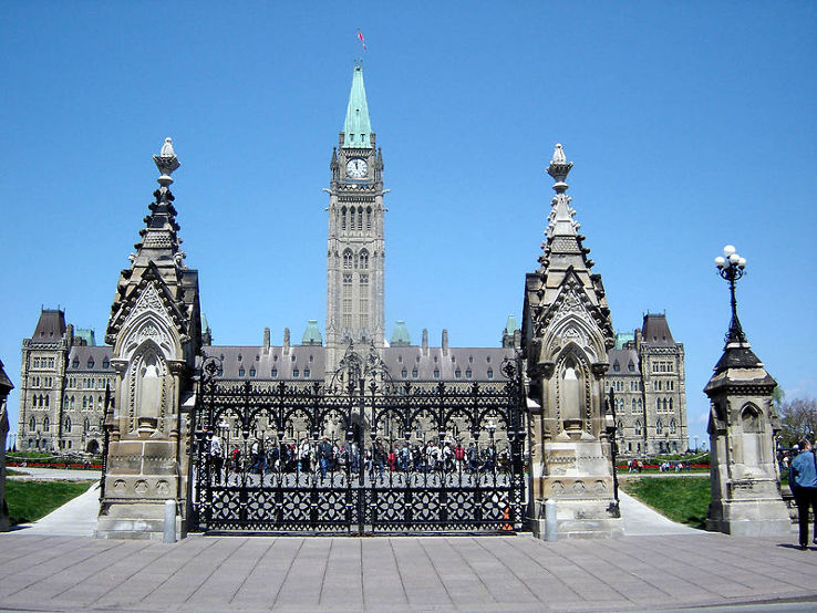 https://mdw-travel-data-us-east-1.s3.amazonaws.com/img/country/Canada/Parliament-Hill/img_02.jpg
