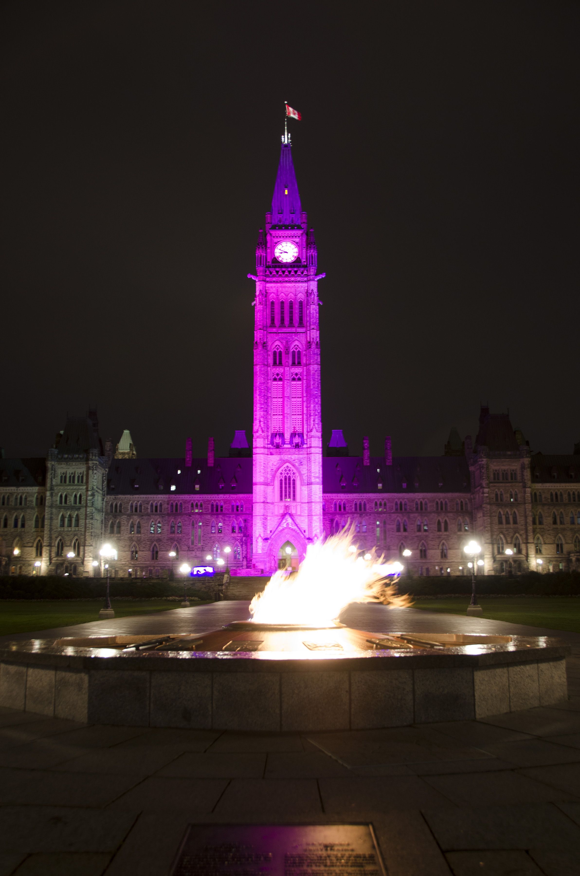 https://mdw-travel-data-us-east-1.s3.amazonaws.com/img/country/Canada/Peace-Tower/img_02.jpg