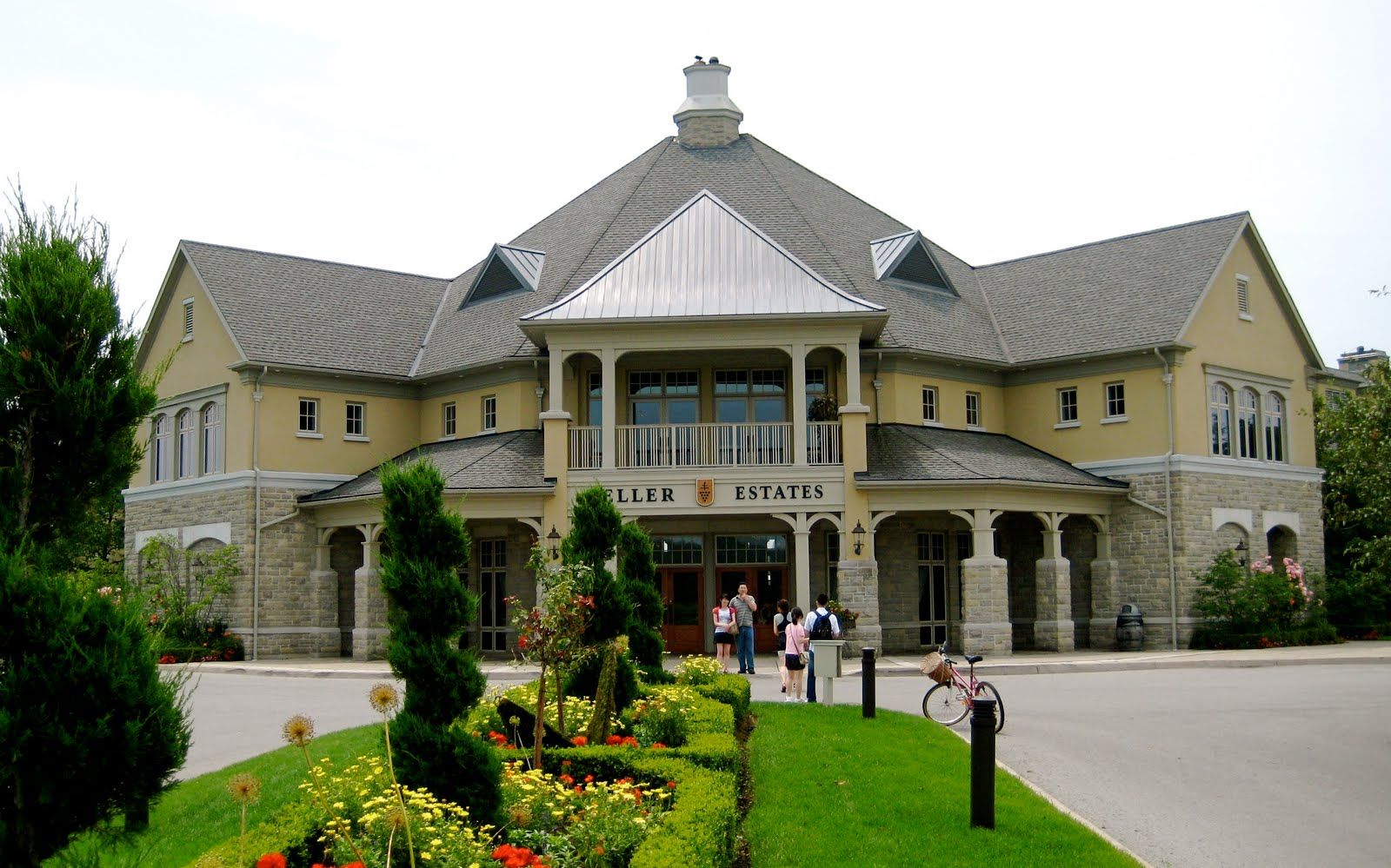 https://mdw-travel-data-us-east-1.s3.amazonaws.com/img/country/Canada/Peller-Estates-Winery/img_03.jpg