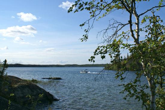 https://mdw-travel-data-us-east-1.s3.amazonaws.com/img/country/Canada/Prelude-Lake-Territorial-Park/img_03.jpg