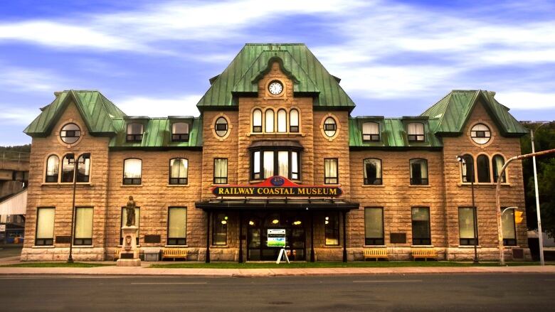 https://mdw-travel-data-us-east-1.s3.amazonaws.com/img/country/Canada/Railway-Coastal-Museum/img_02.jpg