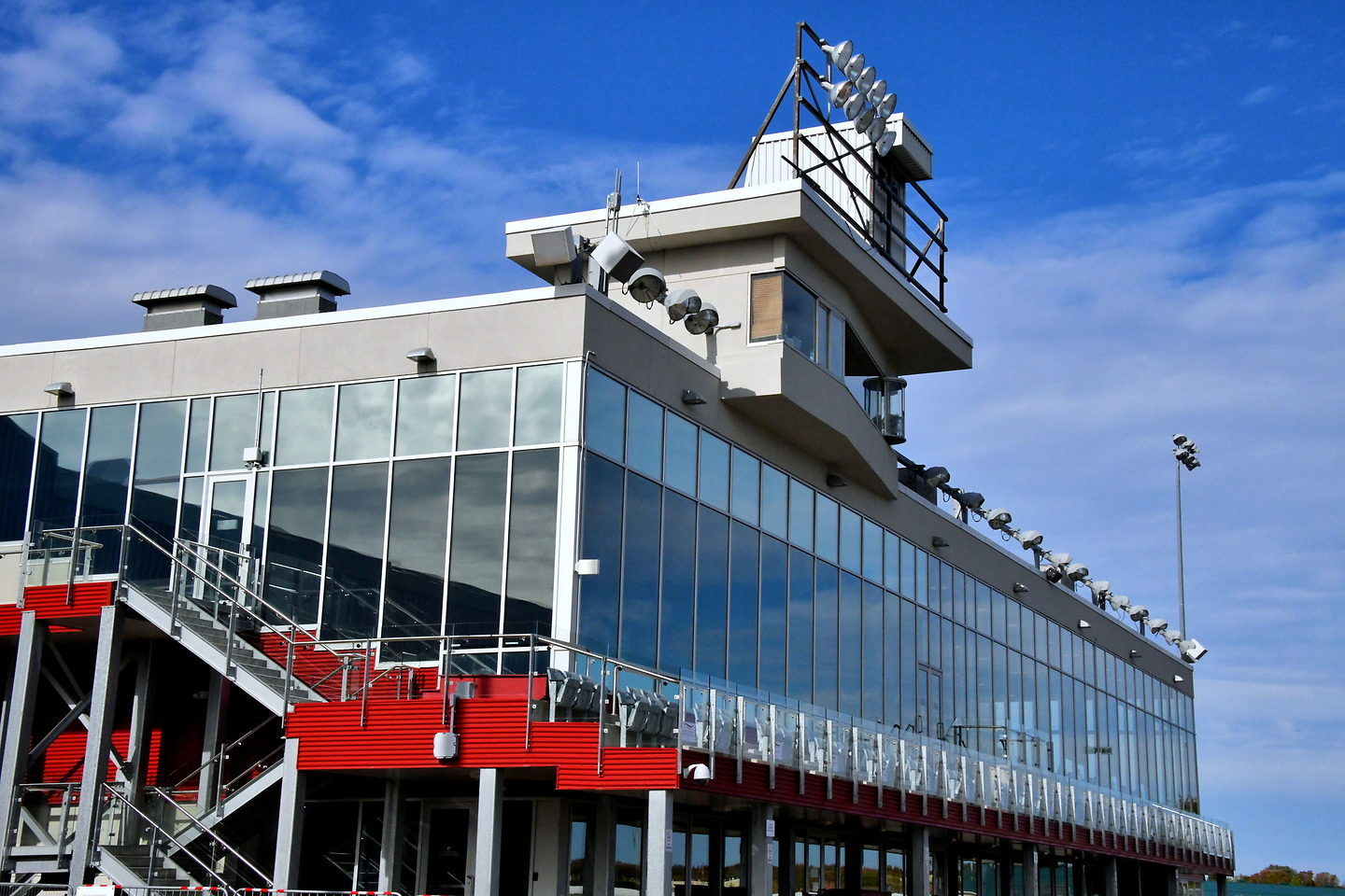 https://mdw-travel-data-us-east-1.s3.amazonaws.com/img/country/Canada/Red-Shores-Racetrack-&-Casino/img_01.jpg