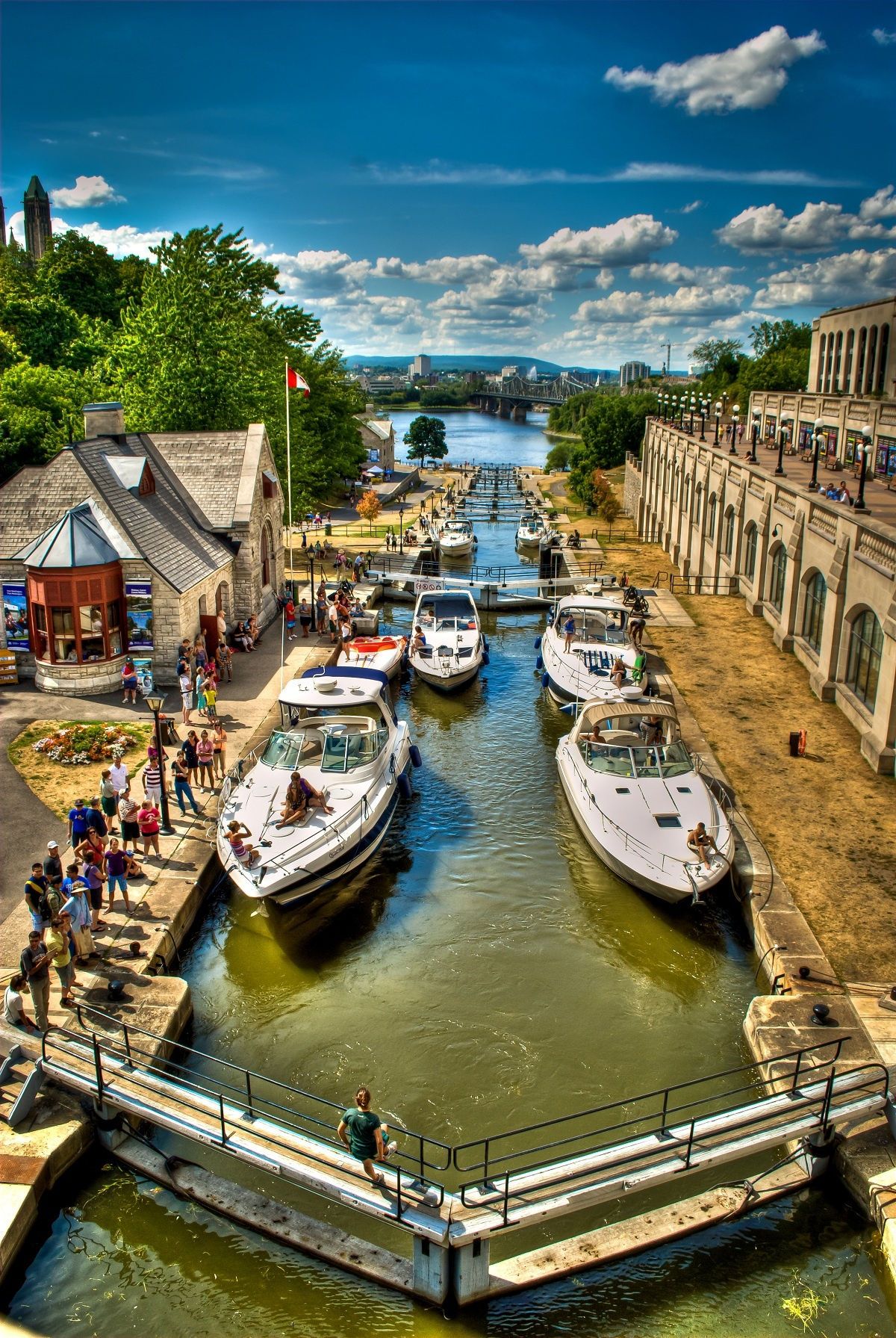 https://mdw-travel-data-us-east-1.s3.amazonaws.com/img/country/Canada/Rideau-Canal/img_02.jpg