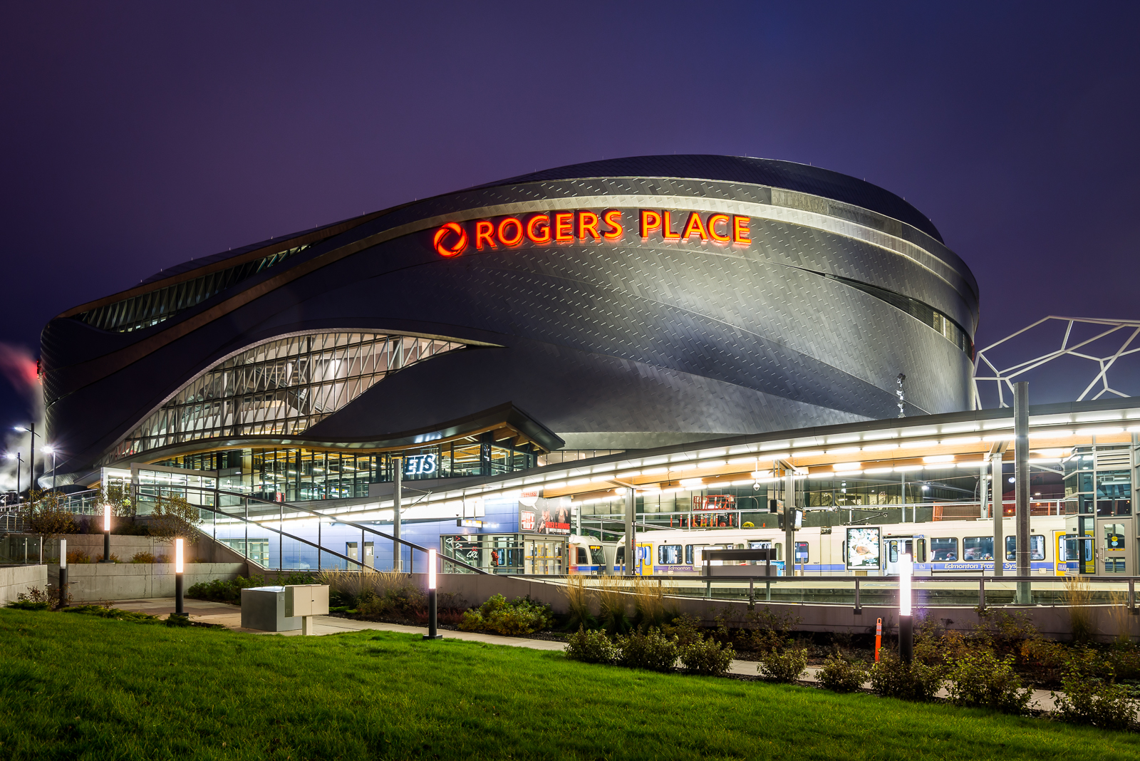 https://mdw-travel-data-us-east-1.s3.amazonaws.com/img/country/Canada/Rogers-Centre/img_02.jpg