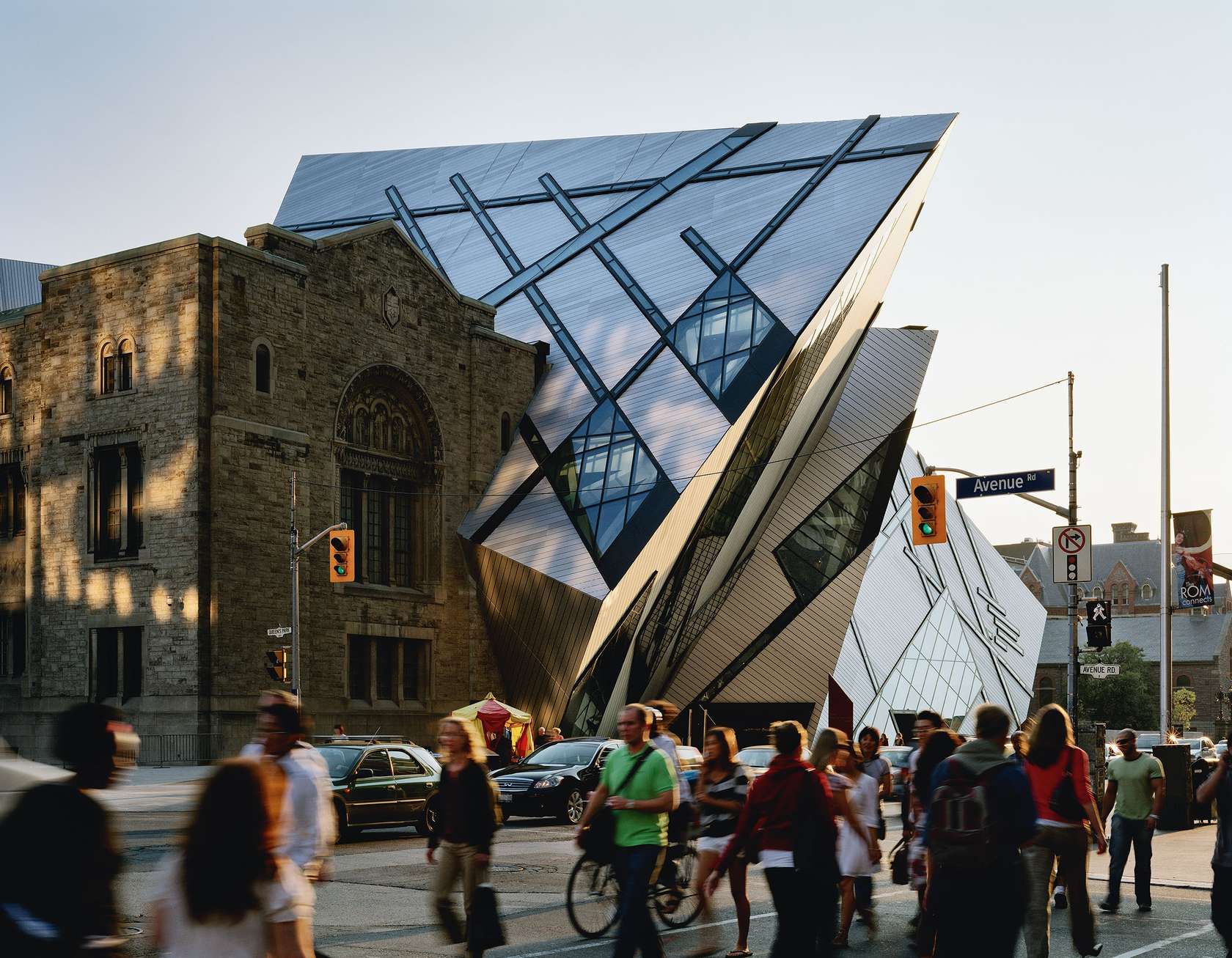 https://mdw-travel-data-us-east-1.s3.amazonaws.com/img/country/Canada/Royal-Ontario-Museum/img_03.jpg