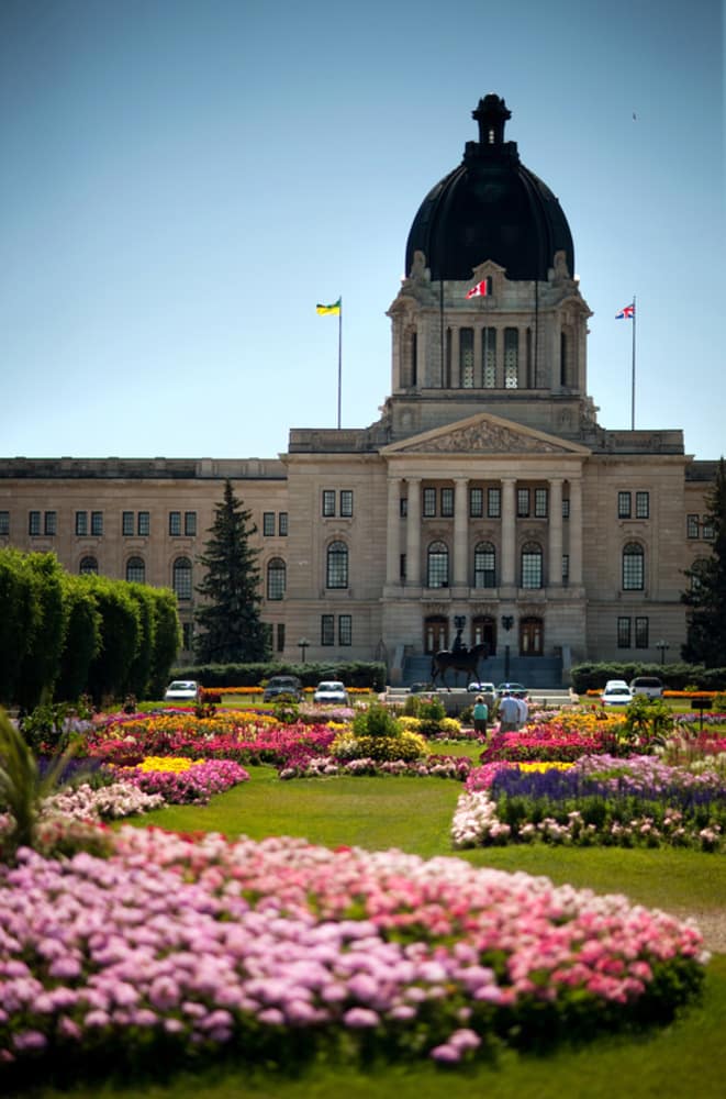 https://mdw-travel-data-us-east-1.s3.amazonaws.com/img/country/Canada/Saskatchewan-Legislative-Building/img_01.jpg
